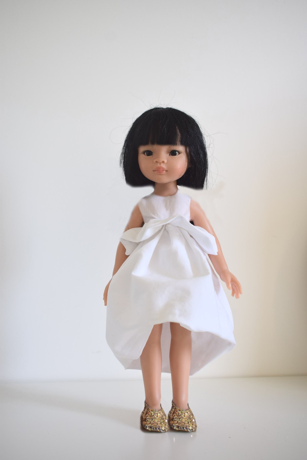 Image of COLLECTION poupées de Noël-EVA - Poupée asiatique avec sa tenue 
