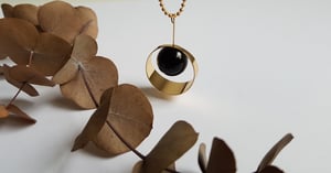 Image of Galatea. Collar largo con cadena de bolas, detalle de anillo dorado y cuenta semipreciosa de ónix