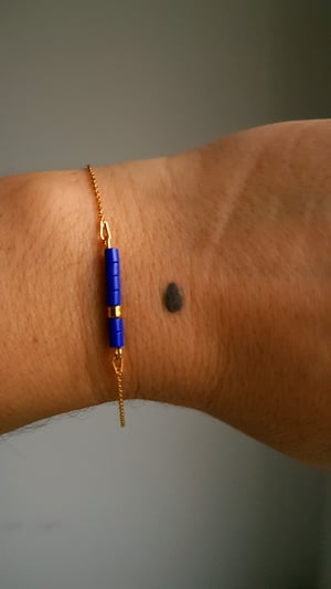 Image of Lucía. Pulsera dorada con cuentas de cristal japonés.
