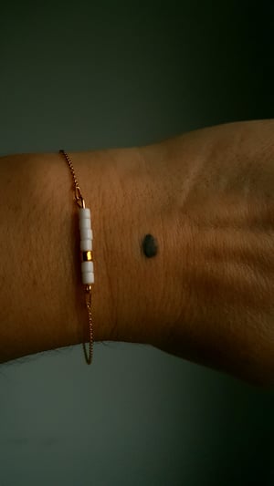 Image of Lucía. Pulsera dorada con cuentas de cristal japonés.