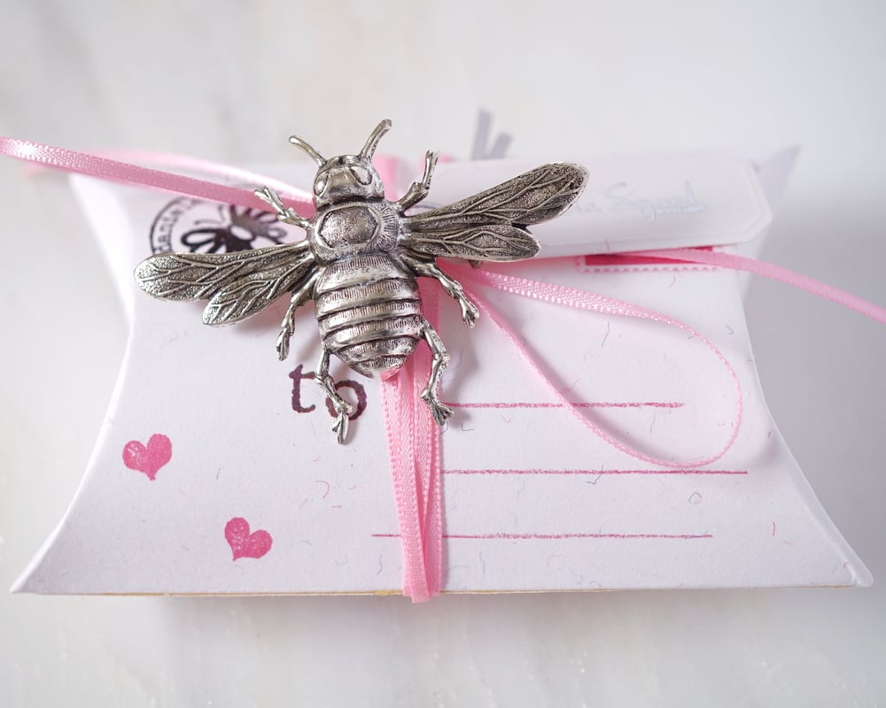 Image of Bee brooch 