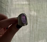 Image 3 of Belle bague de créateur des années 80-90, cabochon d’améthyste et argent massif, taille 55-56