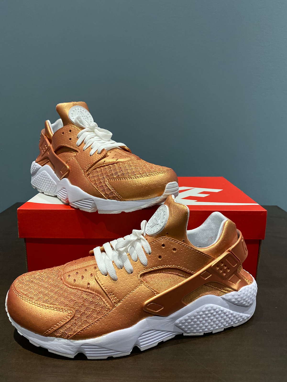 all gold nike huaraches