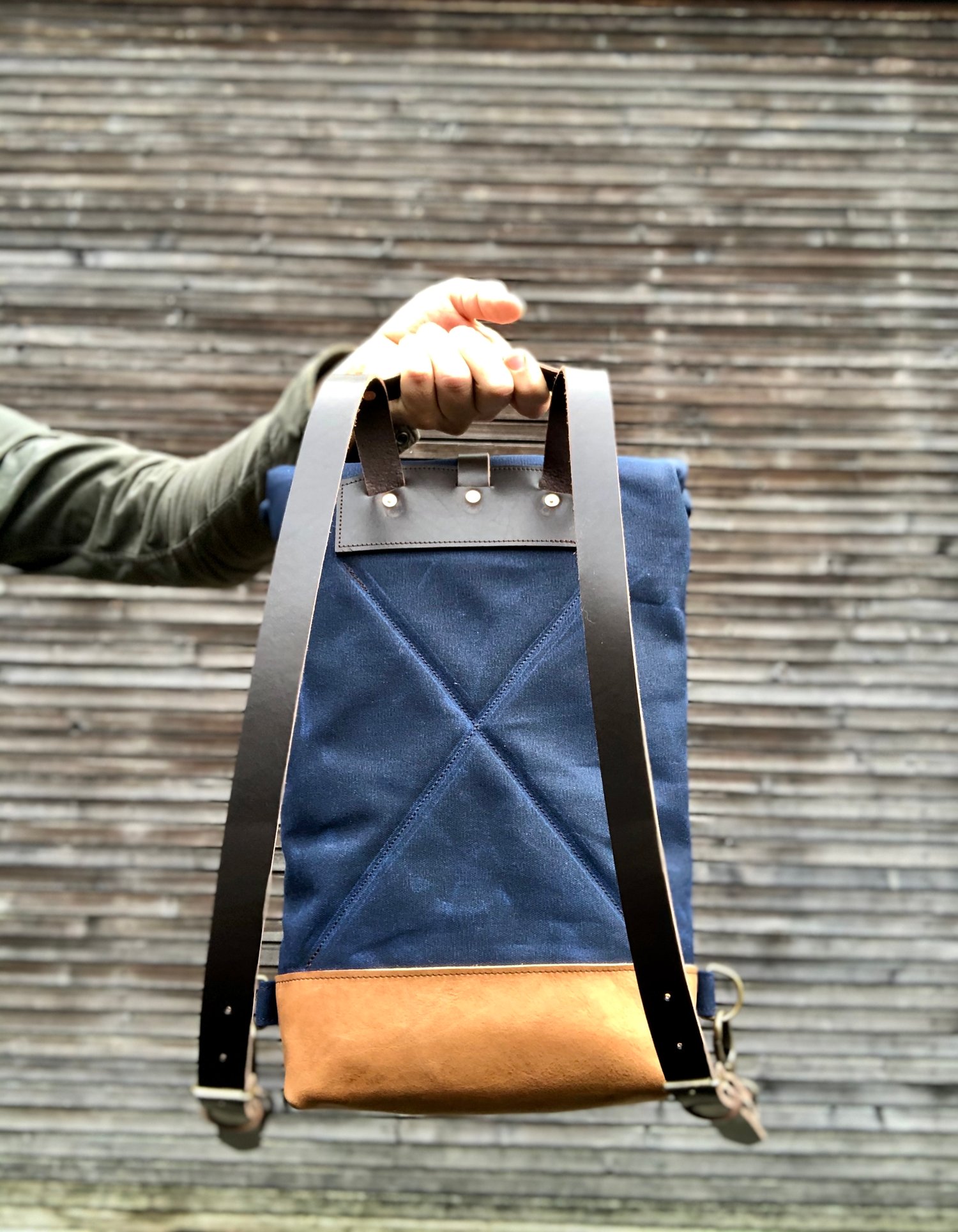 Lolafalk — The Sloane Waxed Canvas Messenger Bag in Navy Blue