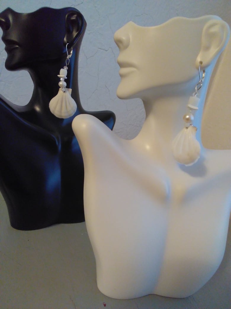 Image of SHELLS PEARLS AND CUBES EARRINGS