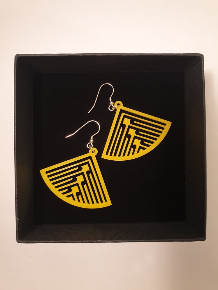 Image of Fantail in Yellow