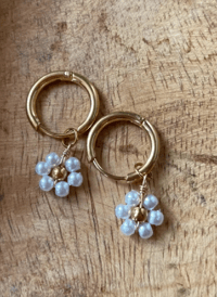 Image 1 of Boucles d'oreilles créoles fleurs de fraisier 