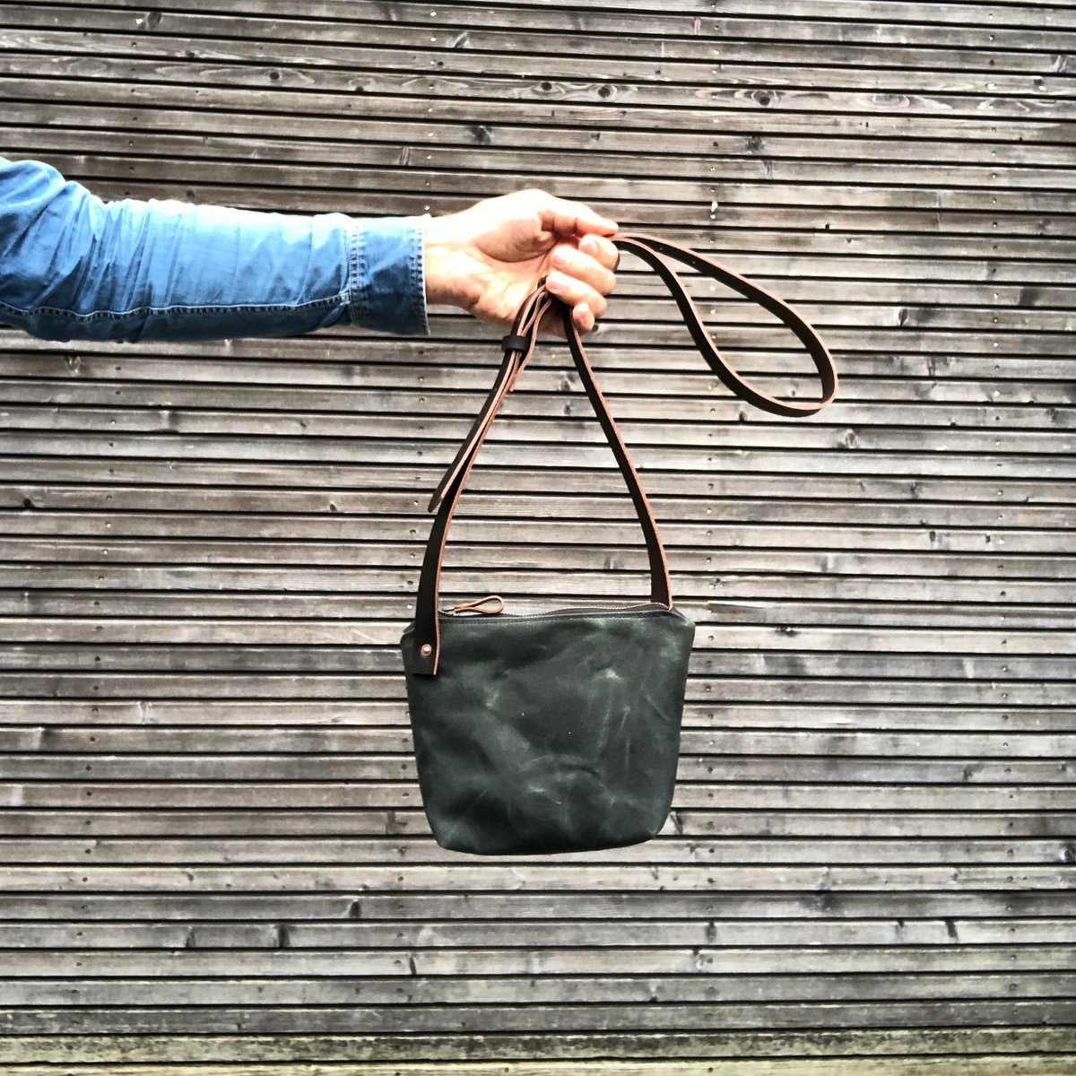 Minimalist day bag in waxed canvas with leather shoulder strap, zipper ...