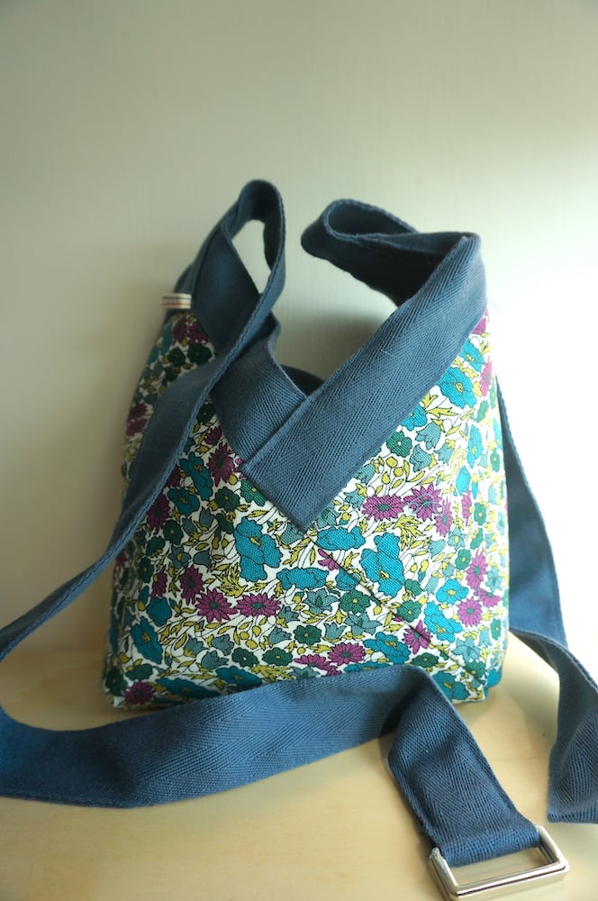 Image of Sac Yvonne purple and blue petites fleurs 