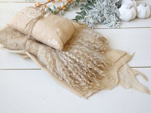 Image of Luxurious 3pc felted set with pillow