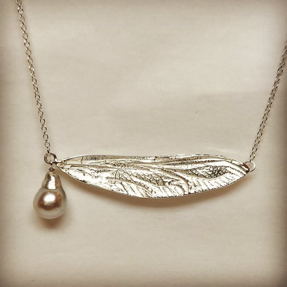 Beeld van Dragonfly wing necklace