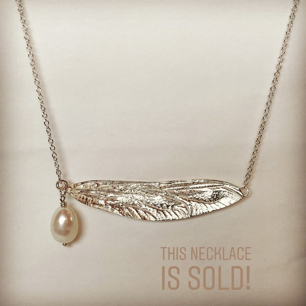 Beeld van Dragonfly wing necklace