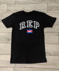 COLLEGIATE REP FLAG TEE 