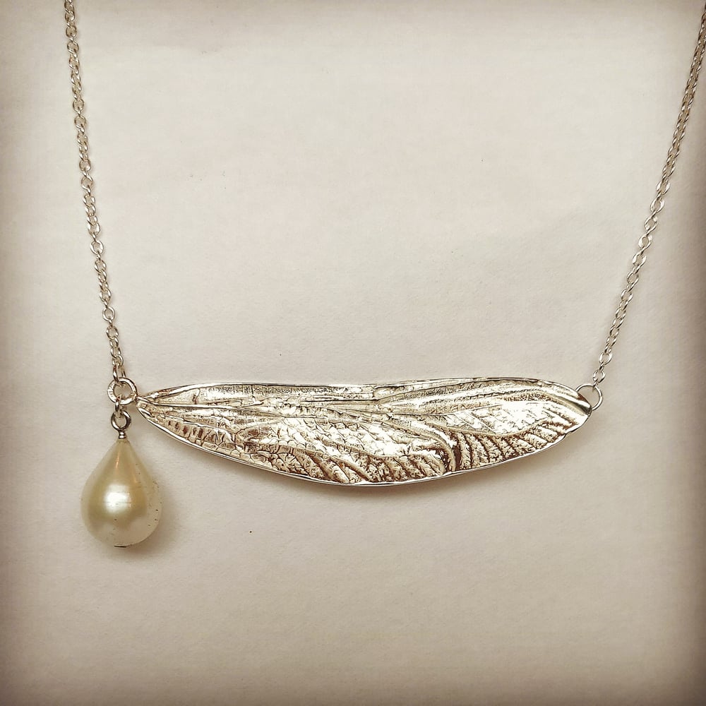 Beeld van Dragonfly wing necklace