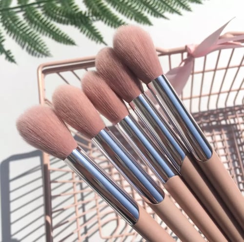 Image of TGLITZ highlighter brush π§πΏββοΈπ§πΏββοΈπ§πΏββοΈ