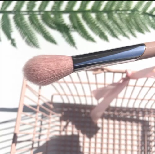 Image of TGLITZ highlighter brush π§πΏββοΈπ§πΏββοΈπ§πΏββοΈ