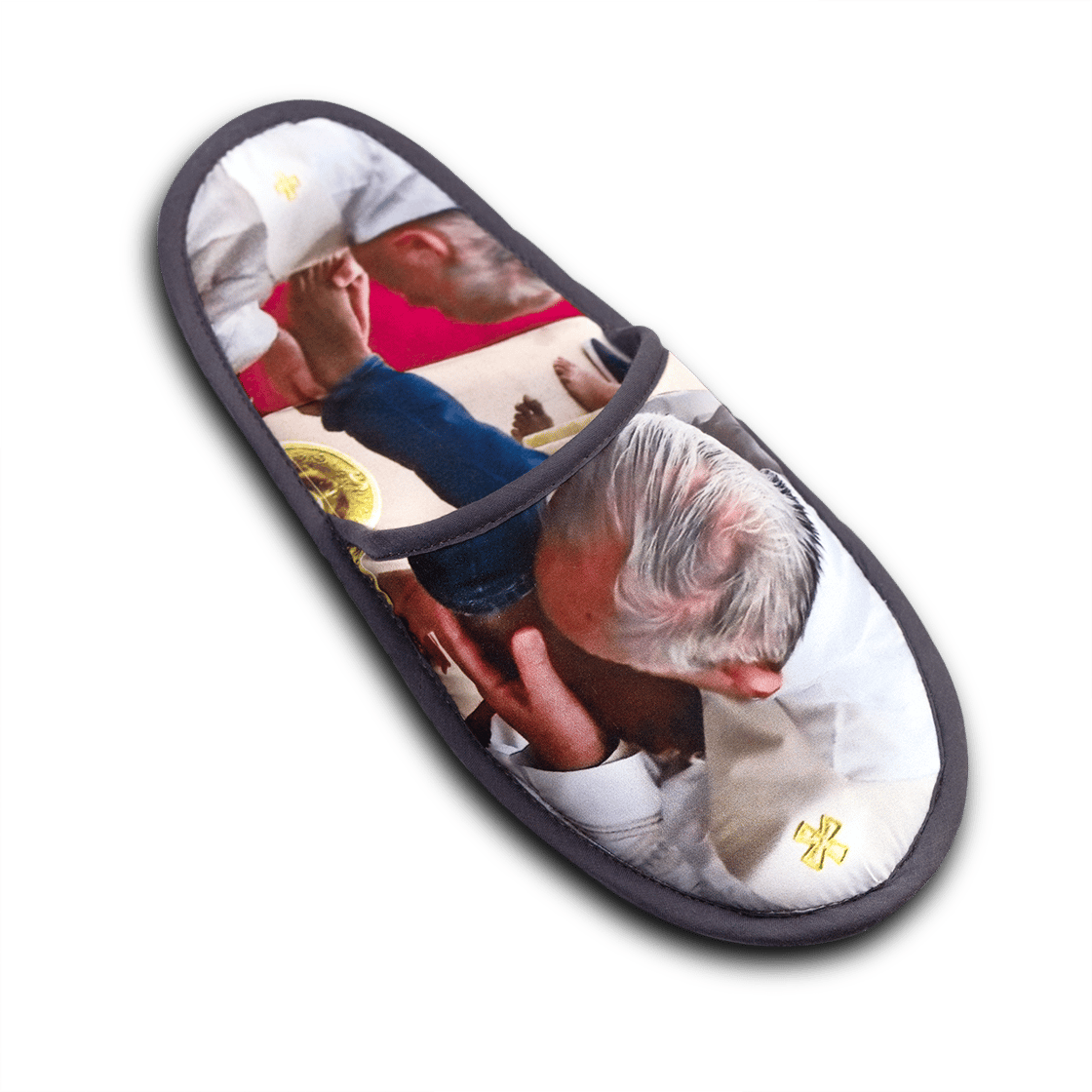 Image of Le ciabatte del Papa che bacia i piedi