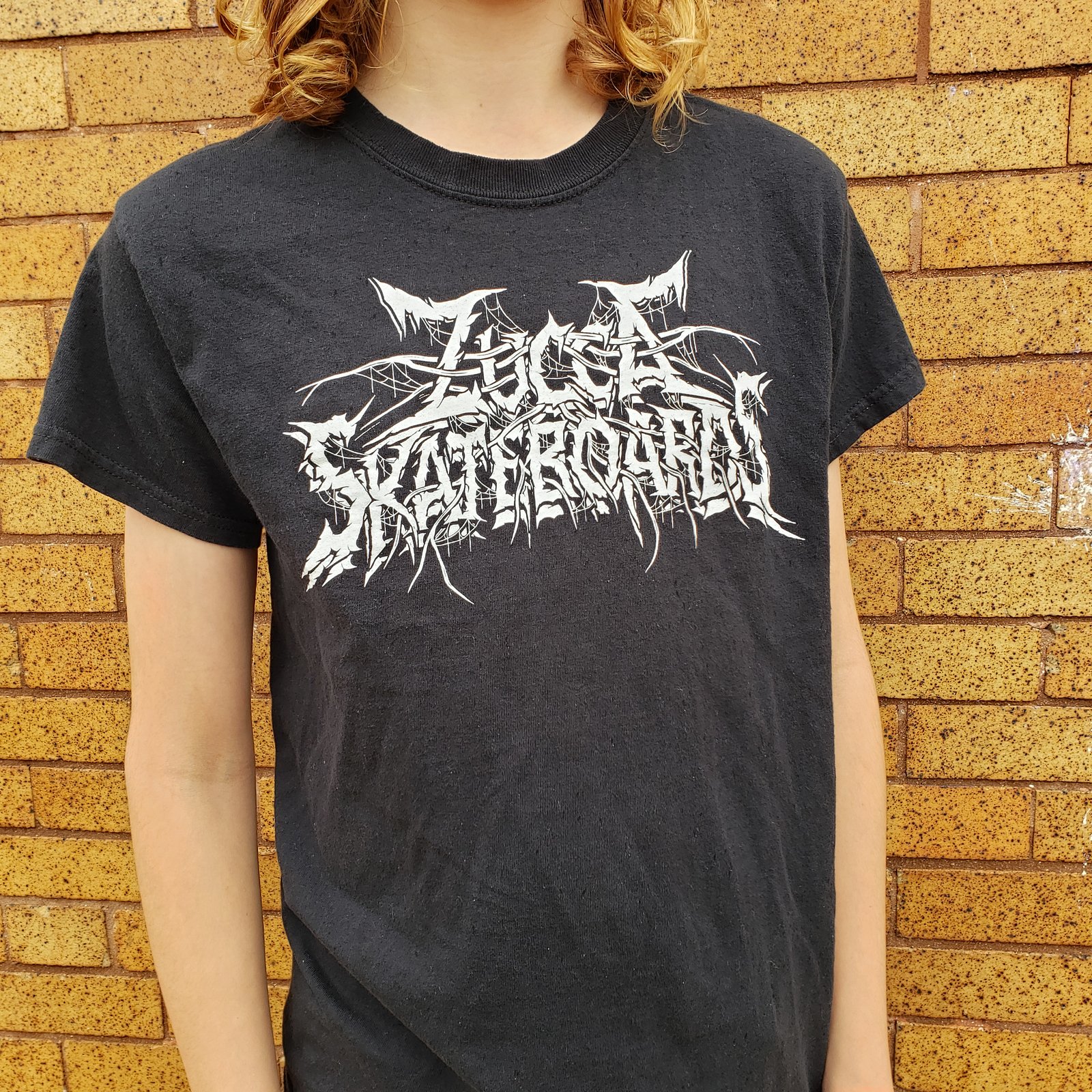 zucca coating border graphic Tシャツ 00s Zucca Skateboards — Zucca Black Metal Tee