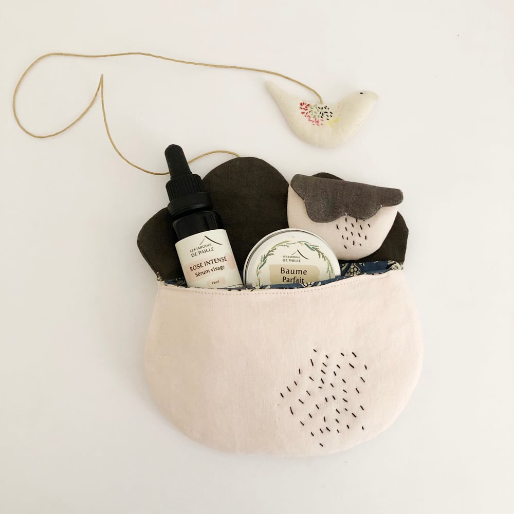 Image of « Nuageux, parfois la pluie » cloud pouch 