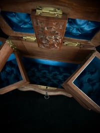 Image 10 of Incroyable coffre à bijoux, en bois sculpté, dite Forêt Noire, soie bleue, fin du 19ème s.