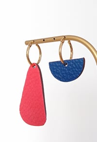 Image 20 of Boucles d'oreilles "Nerina" en cuir upcyclé 