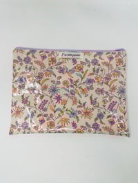 Image 1 of La Pochette à Maillots écrue et ses petites fleurs parme, orange et bleu ciel