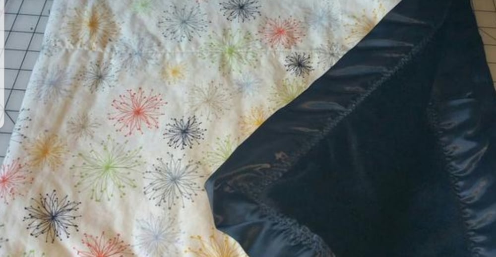 Image of Retro Starbursts. Whole Fabric Quilt.