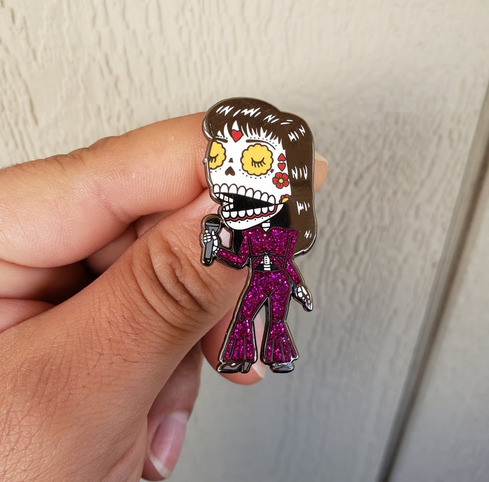 La Reina Enamel Pin