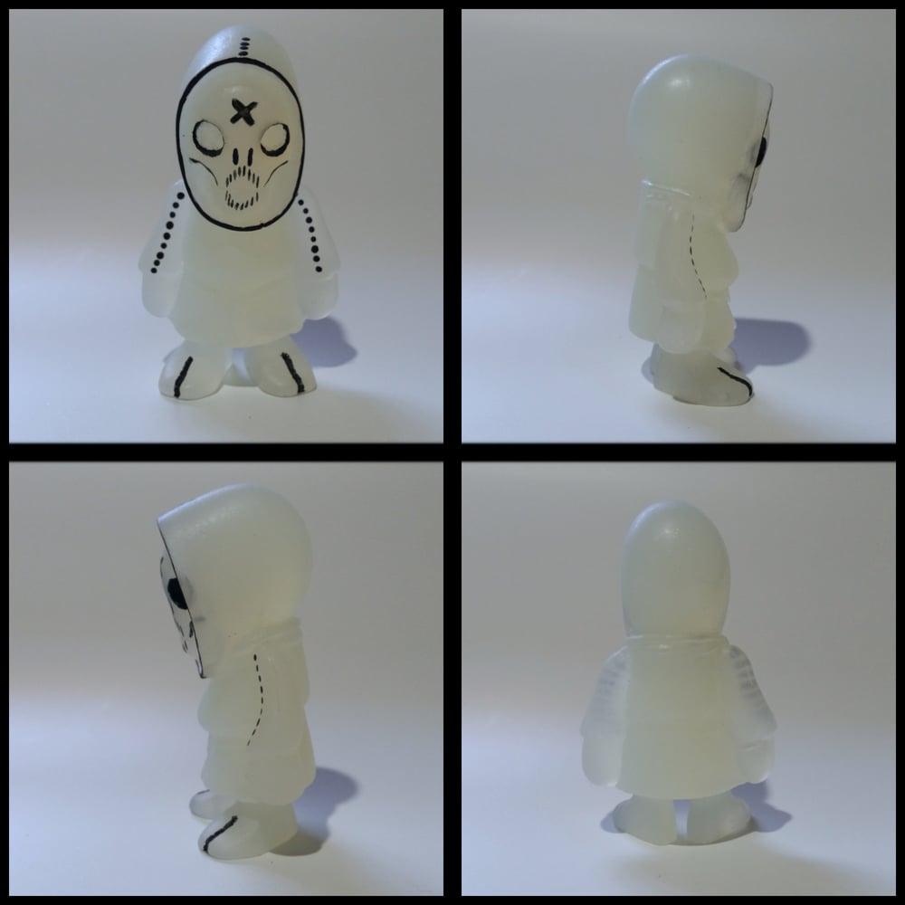 Image of White pearl and Glow Shallow Lagoon SKELEDOR