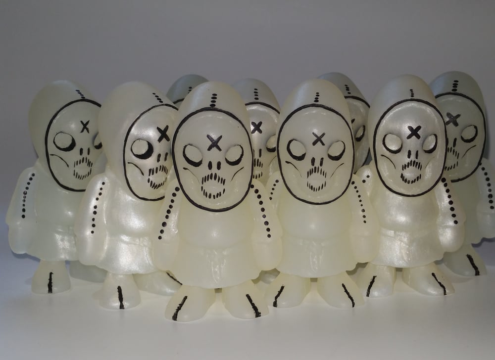 Image of White pearl and Glow Shallow Lagoon SKELEDOR