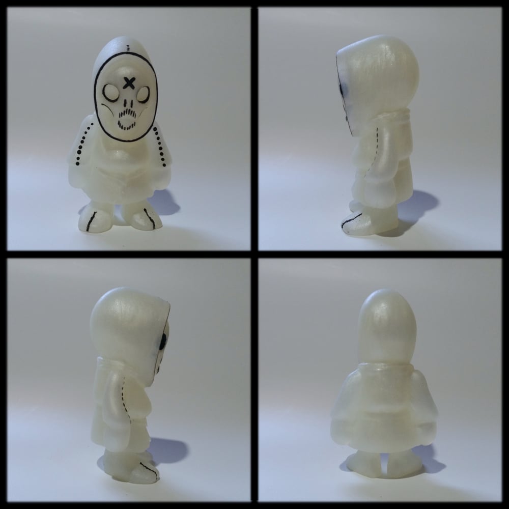 Image of White pearl and Glow Shallow Lagoon SKELEDOR