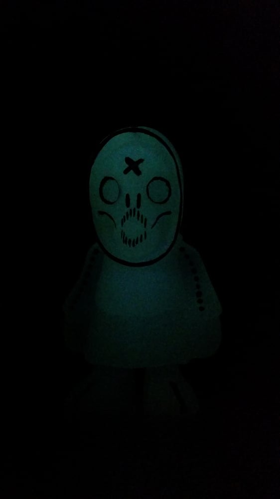 Image of White pearl and Glow Shallow Lagoon SKELEDOR