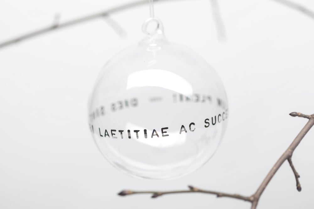 Image of "May your days be full..." 10cm Christmas tree ball with platinum inscription in Latin