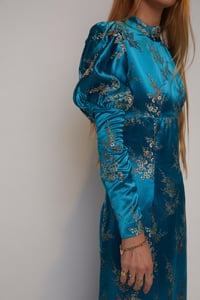 Image 2 of THE MING VASE