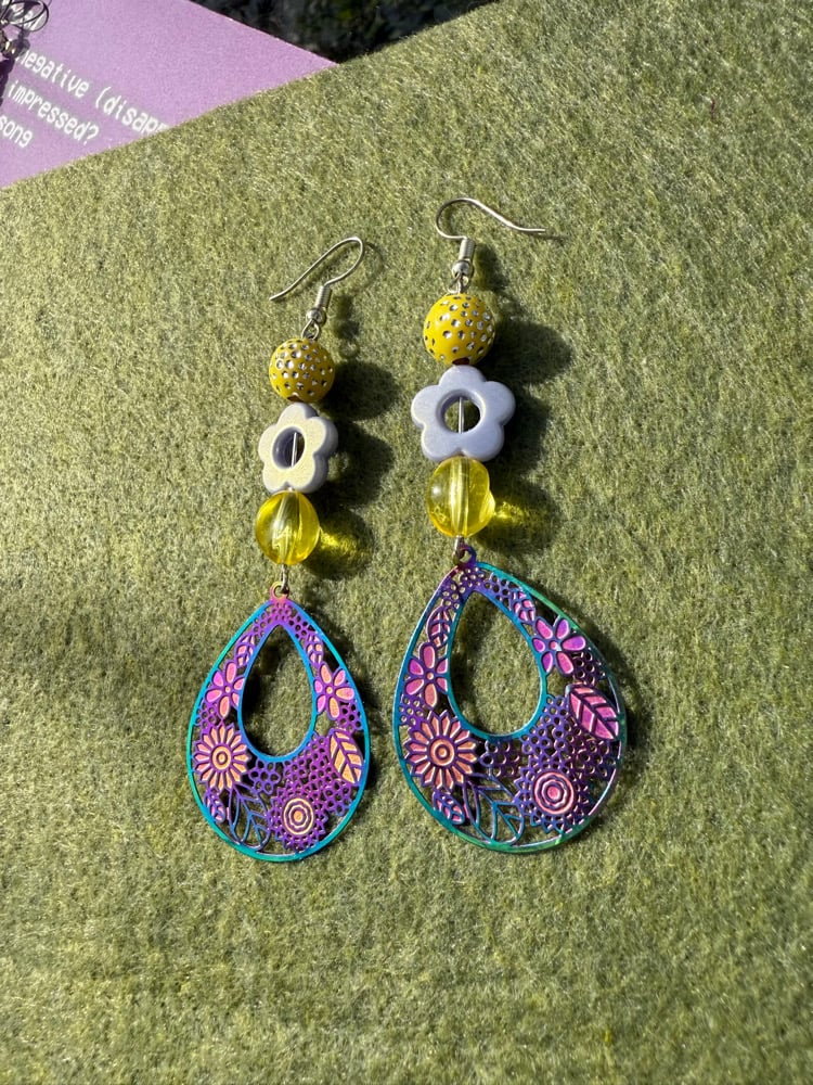Image of 🌼💜🌼Flower power earrings 🩷💜🌼