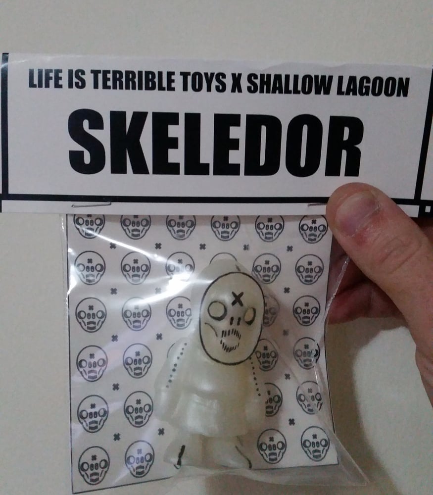 Image of White pearl and Glow Shallow Lagoon SKELEDOR