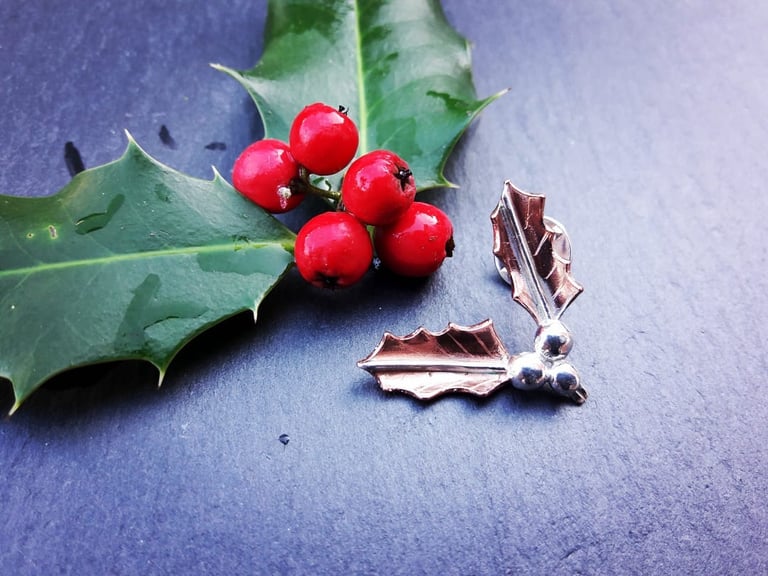Holly Lapel Tack