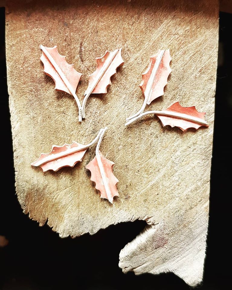 Holly Lapel Tack Image 5