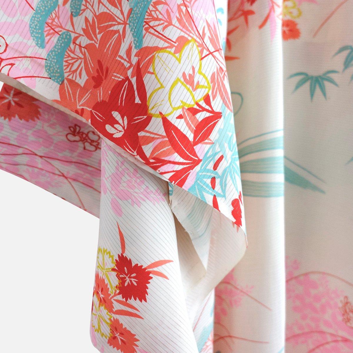 Silke kimono - hvid med blomster og sølv broderier | Kimono in the