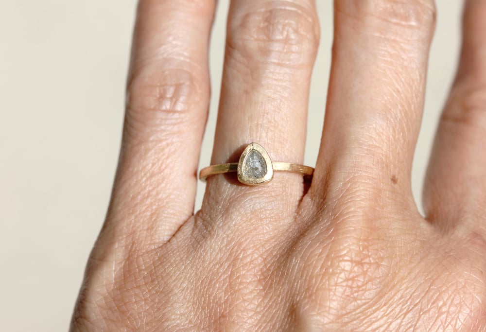 Image of Grey rose cut diamond engagement ring. 18K. Cohete