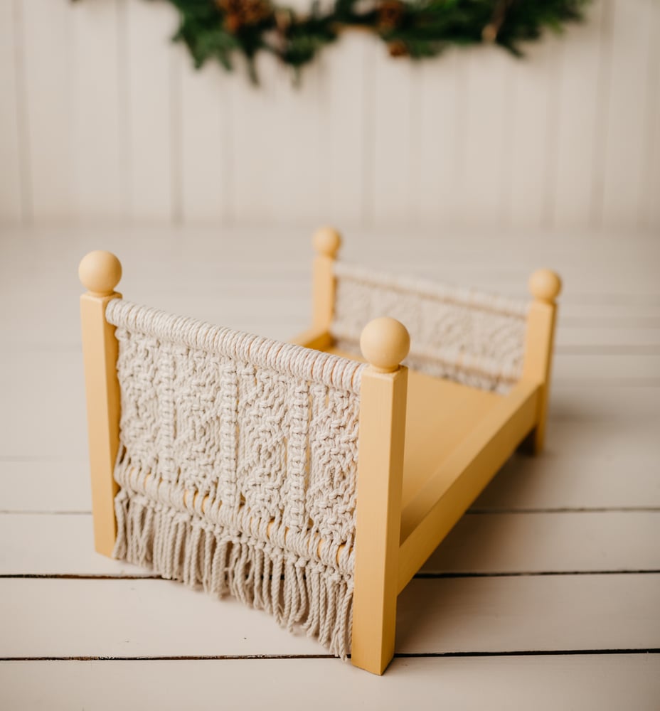 Golden Straw Knotted Bed / Yellow Lamb