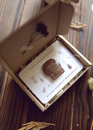 Image of Broche Little Sweater de Nastia Sleptsova