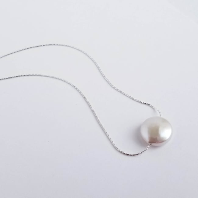 Simple White Coin Pearl Necklace (Silver) 