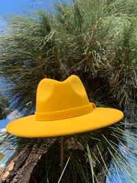 Image 2 of The safo fodora hat - golden 