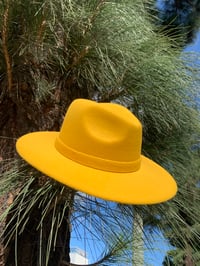 Image 3 of The safo fodora hat - golden 