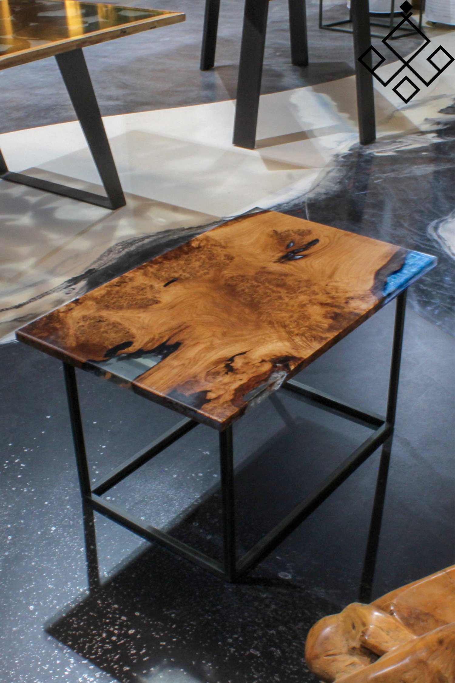 Image of TAVOLINO IN ROVERE E RESINA