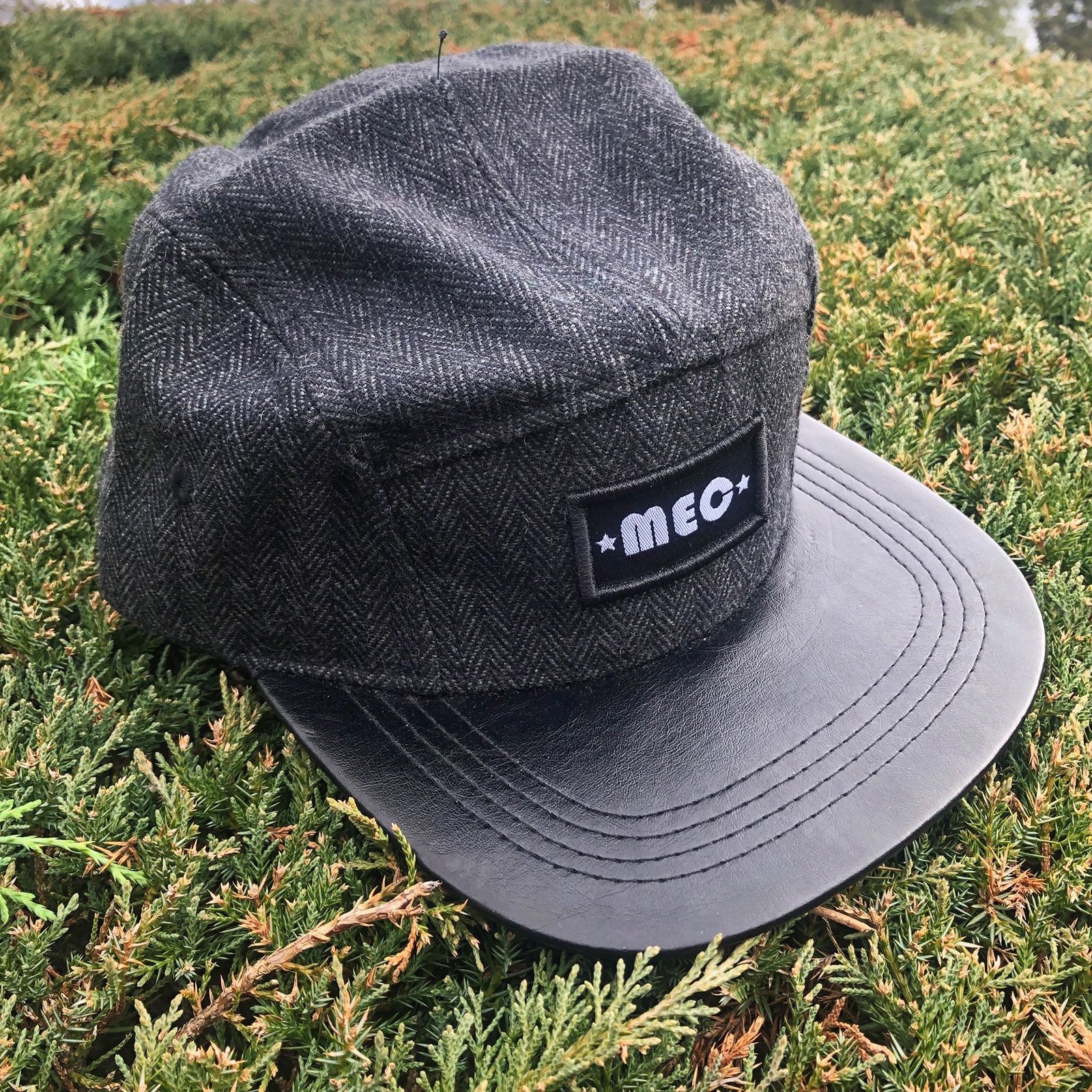 grey north face hat mens