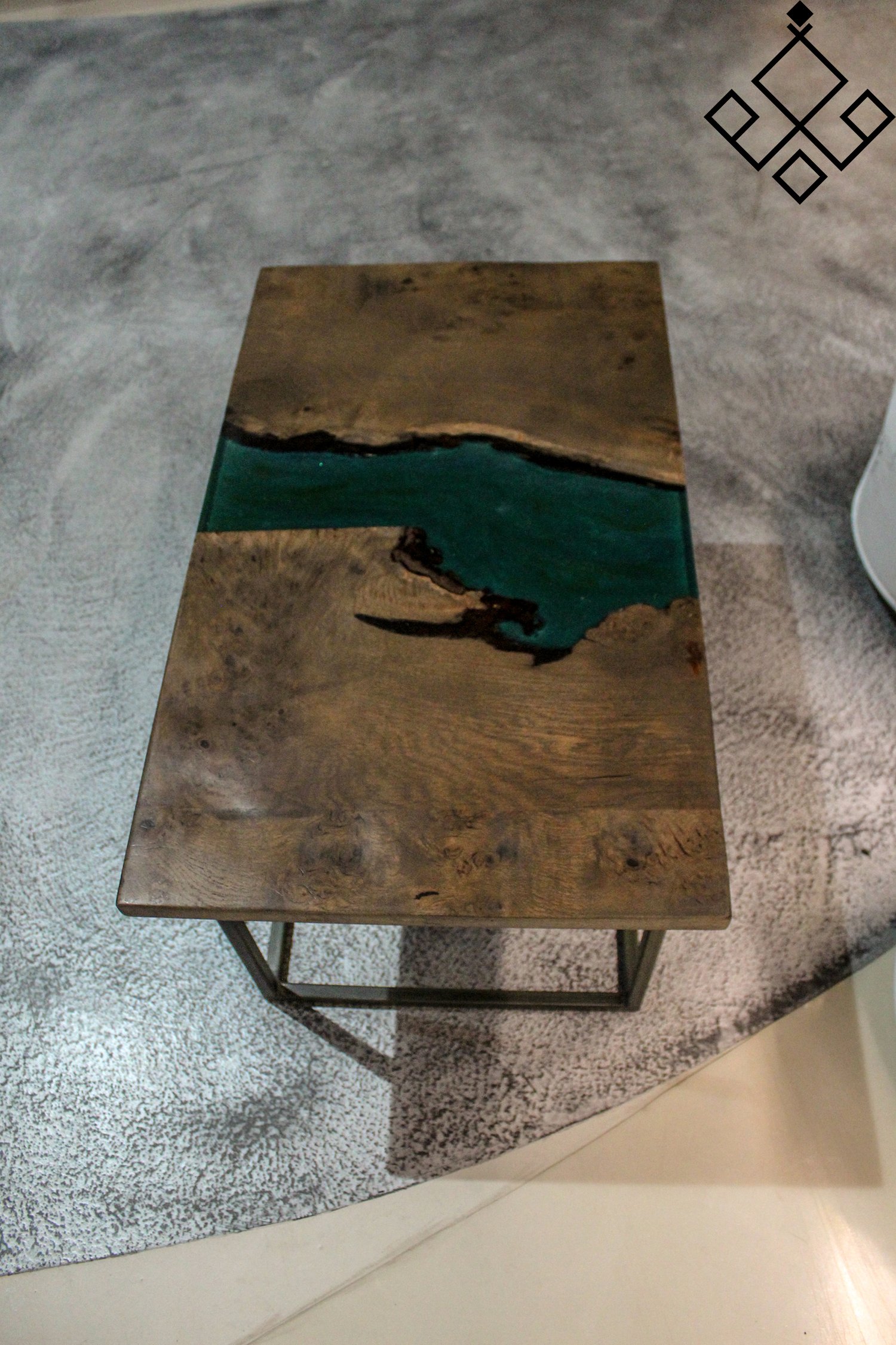 Image of TAVOLINO IN ROVERE E RESINA VERDE