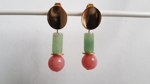 Image of Dodo. Pendientes largos con semipreciosas y dorado.