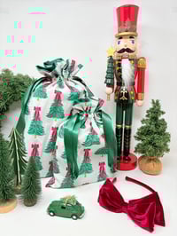 Image 1 of Le Pochon-Cadeau doublé coton sapins de Noël à noeud rouge